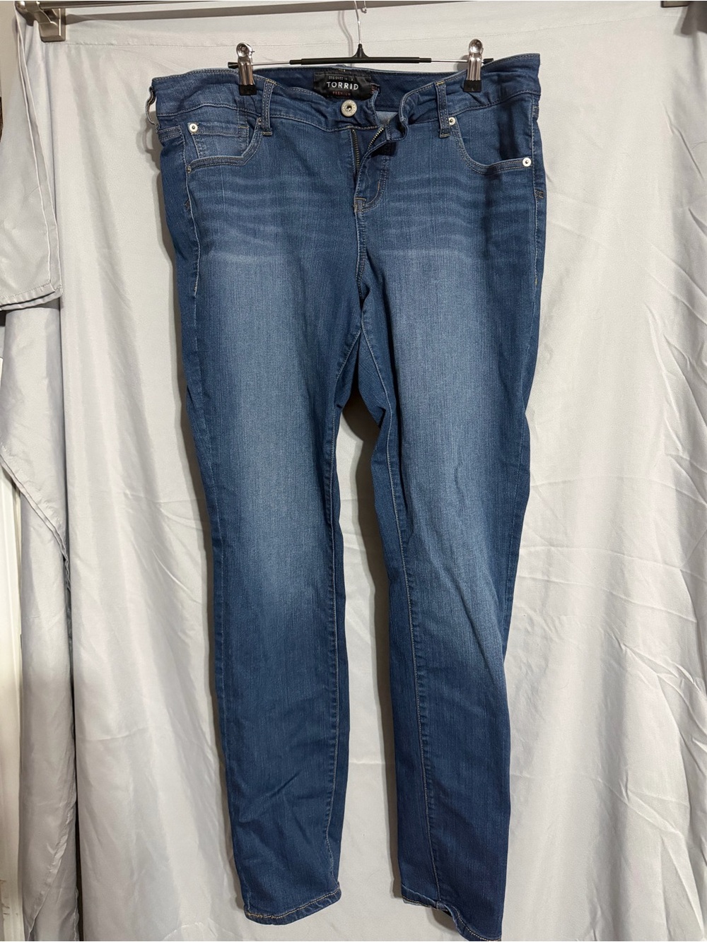 torrid Skinny Mid-Rise Jeans in Medium Blue Wash Size 14T